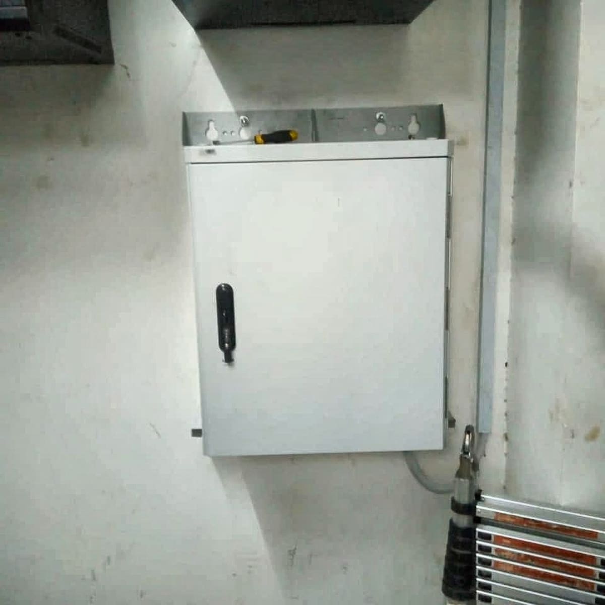Wall-mounted fibre cabinet