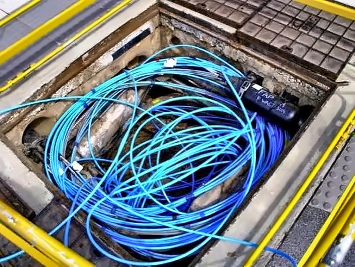 Fibre slack coiled in a handhole
